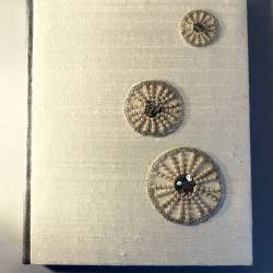 Livre d'or, cuir et broderie